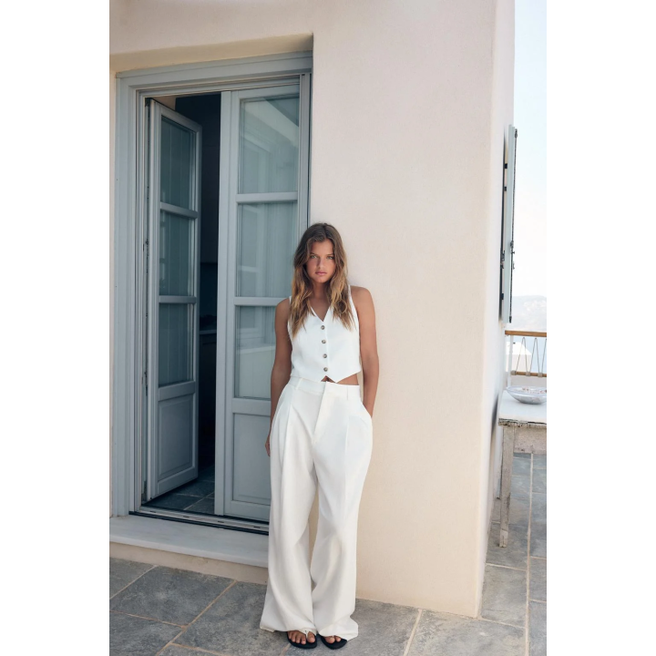 Жилет с вырезами на спине