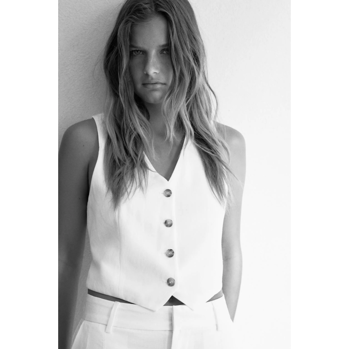 Жилет с вырезами на спине