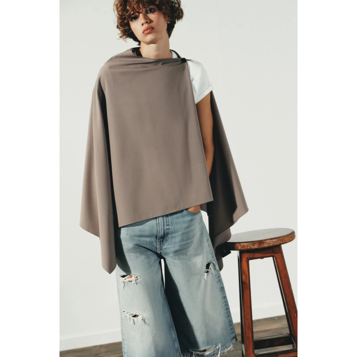 АСИММЕТРИЧНАЯ НАКИДКА С ПУГОВИЦЕЙ