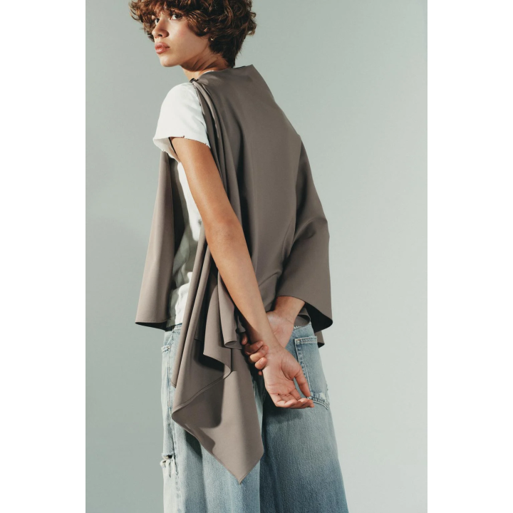 АСИММЕТРИЧНАЯ НАКИДКА С ПУГОВИЦЕЙ