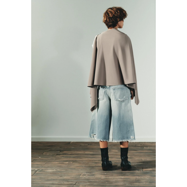 АСИММЕТРИЧНАЯ НАКИДКА С ПУГОВИЦЕЙ