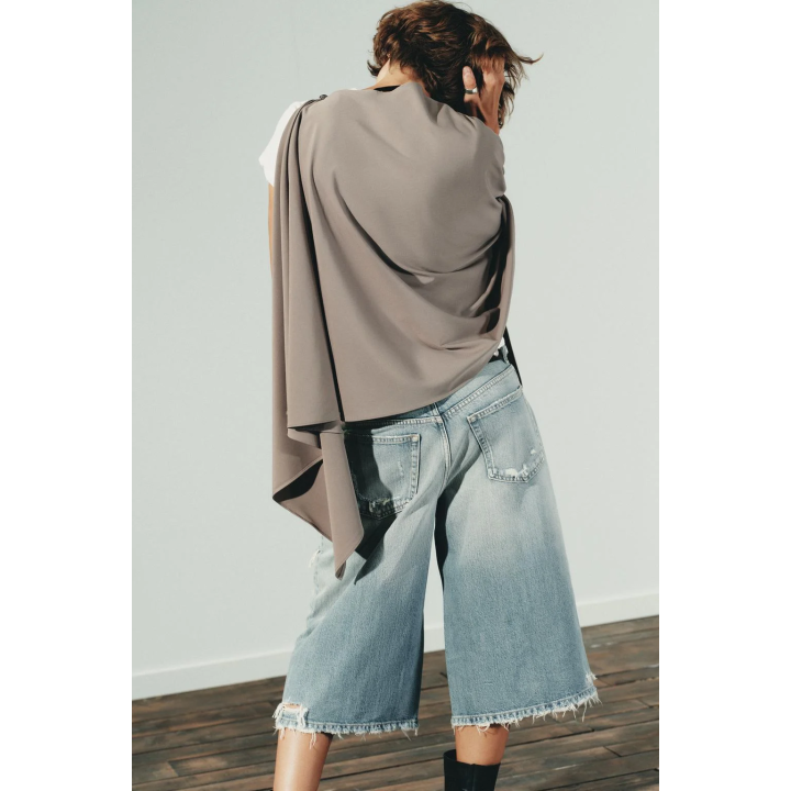 АСИММЕТРИЧНАЯ НАКИДКА С ПУГОВИЦЕЙ