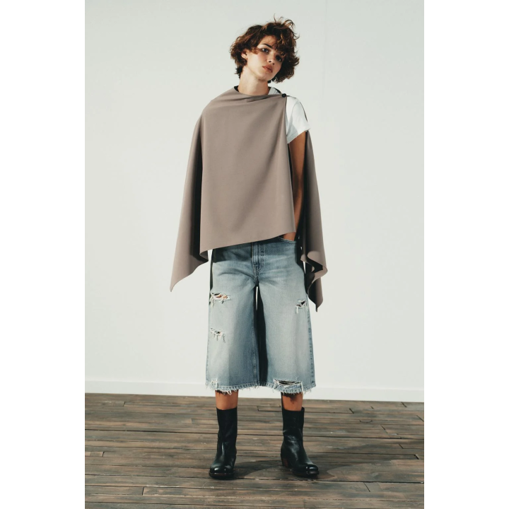 АСИММЕТРИЧНАЯ НАКИДКА С ПУГОВИЦЕЙ