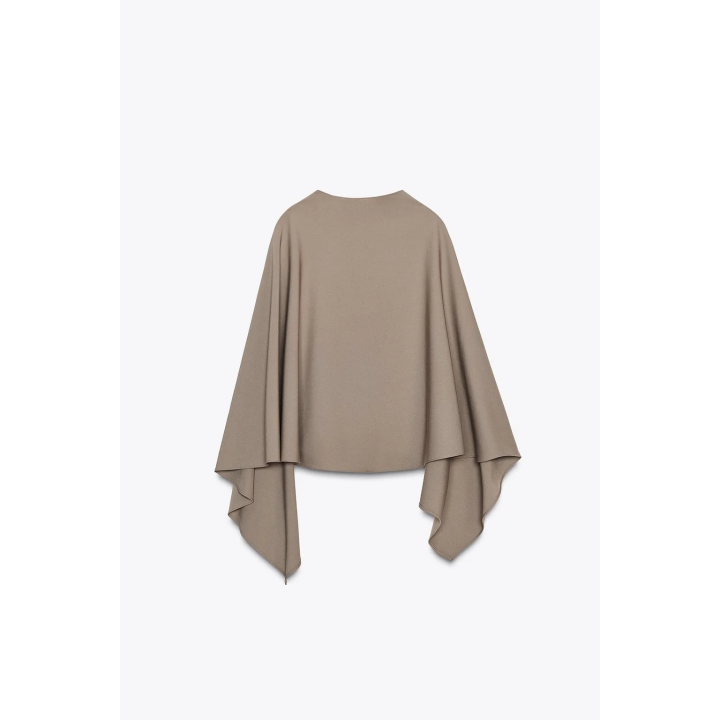 АСИММЕТРИЧНАЯ НАКИДКА С ПУГОВИЦЕЙ