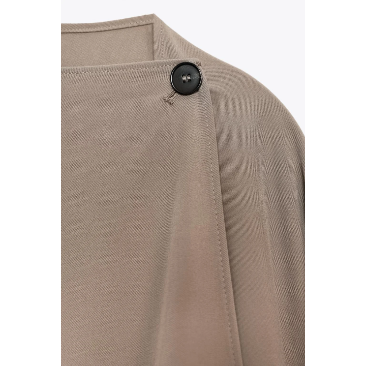 АСИММЕТРИЧНАЯ НАКИДКА С ПУГОВИЦЕЙ