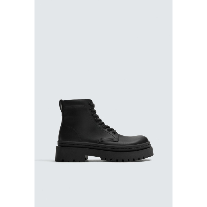 Ботинки на шнуровке с грубой подошвой