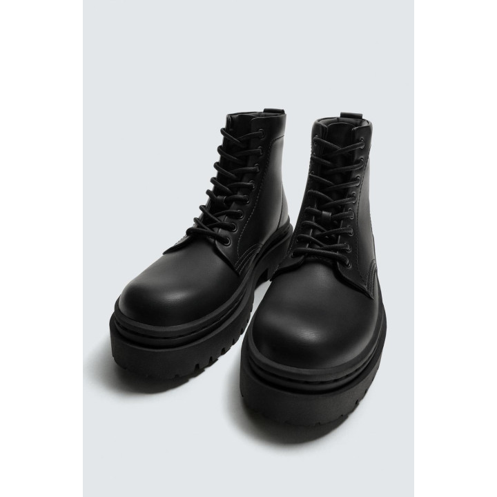Ботинки на шнуровке с грубой подошвой