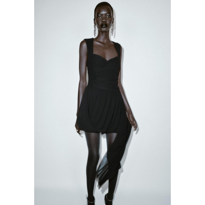 МИНИ-ПЛАТЬЕ АСИММЕТРИЧНОГО КРОЯ СО СБОРКАМИ И НИЗОМ-БАЛЛОНОМ