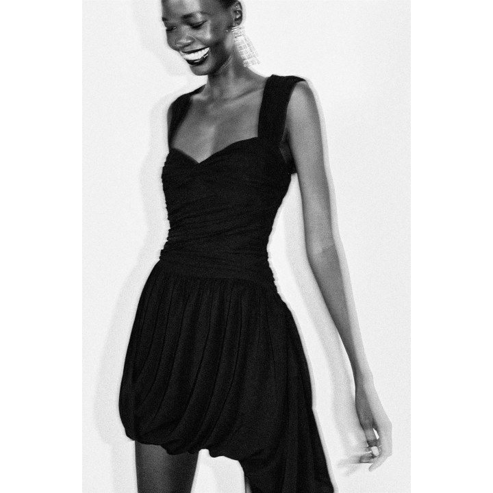 МИНИ-ПЛАТЬЕ АСИММЕТРИЧНОГО КРОЯ СО СБОРКАМИ И НИЗОМ-БАЛЛОНОМ