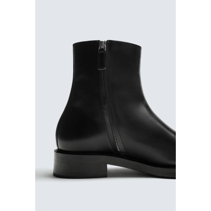 Кожаные сапоги на каблуке