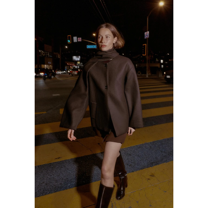 КОРОТКОЕ ПАЛЬТО ИЗ СМЕСОВОЙ ШЕРСТИ С ШАРФОМ