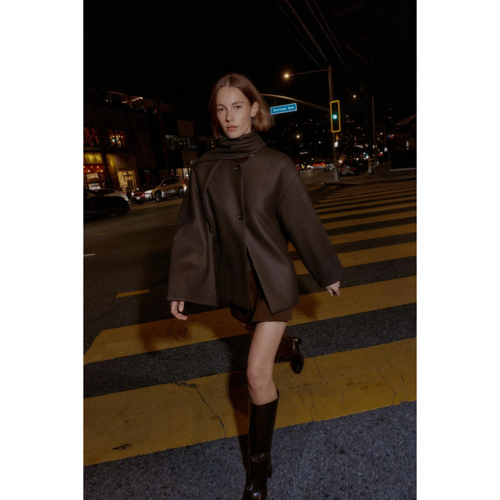 КОРОТКОЕ ПАЛЬТО ИЗ СМЕСОВОЙ ШЕРСТИ С ШАРФОМ