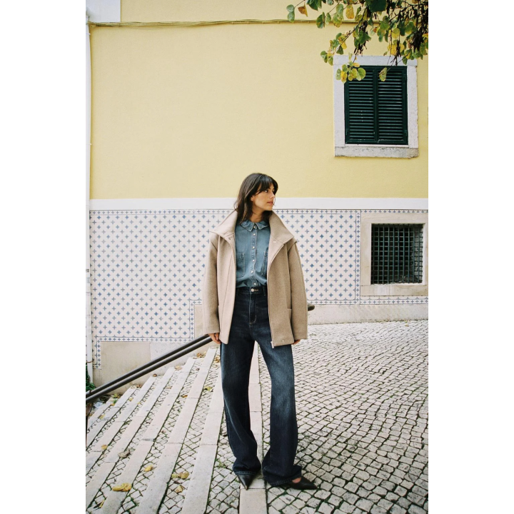 КОРОТКОЕ ПАЛЬТО ИЗ СМЕСОВОЙ ШЕРСТИ С ВОРОТНИКОМ-СТОЙКОЙ