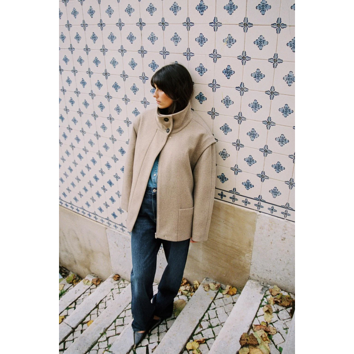 КОРОТКОЕ ПАЛЬТО ИЗ СМЕСОВОЙ ШЕРСТИ С ВОРОТНИКОМ-СТОЙКОЙ