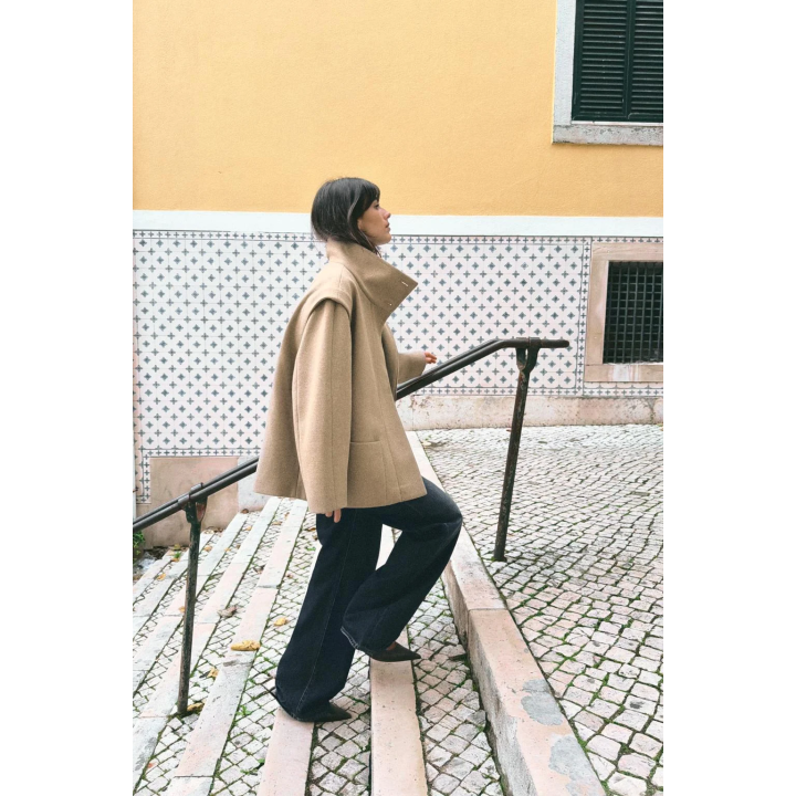 КОРОТКОЕ ПАЛЬТО ИЗ СМЕСОВОЙ ШЕРСТИ С ВОРОТНИКОМ-СТОЙКОЙ