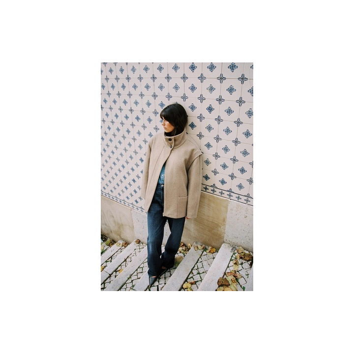 КОРОТКОЕ ПАЛЬТО ИЗ СМЕСОВОЙ ШЕРСТИ С ВОРОТНИКОМ-СТОЙКОЙ