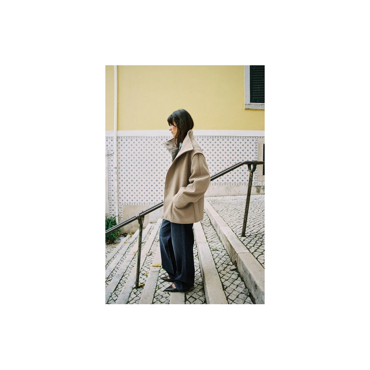 КОРОТКОЕ ПАЛЬТО ИЗ СМЕСОВОЙ ШЕРСТИ С ВОРОТНИКОМ-СТОЙКОЙ