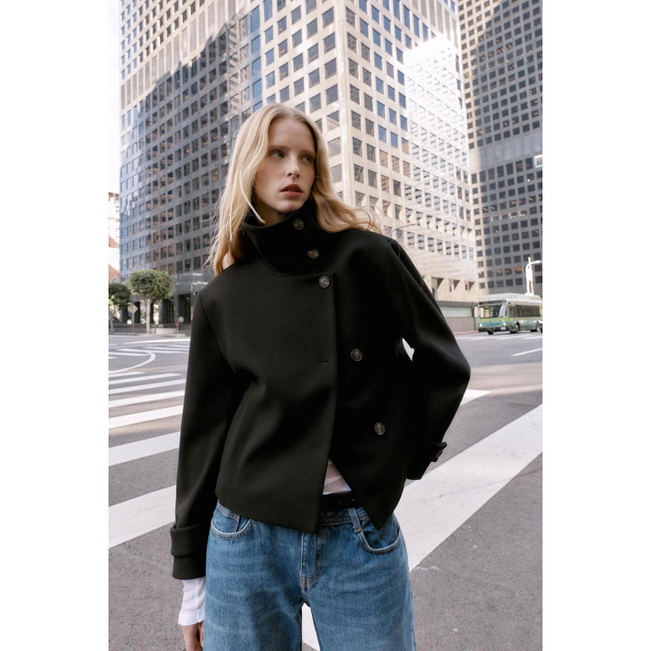 КОРОТКОЕ ПАЛЬТО С ВЫСОКИМ ВОРОТНИКОМ