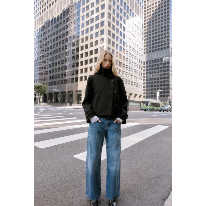 КОРОТКОЕ ПАЛЬТО С ВЫСОКИМ ВОРОТНИКОМ