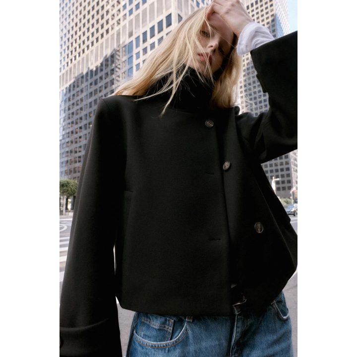 КОРОТКОЕ ПАЛЬТО С ВЫСОКИМ ВОРОТНИКОМ