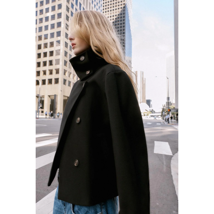 КОРОТКОЕ ПАЛЬТО С ВЫСОКИМ ВОРОТНИКОМ