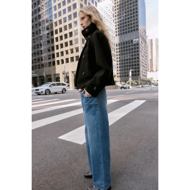 КОРОТКОЕ ПАЛЬТО С ВЫСОКИМ ВОРОТНИКОМ