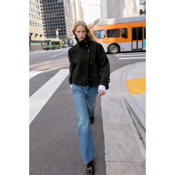 КОРОТКОЕ ПАЛЬТО С ВЫСОКИМ ВОРОТНИКОМ