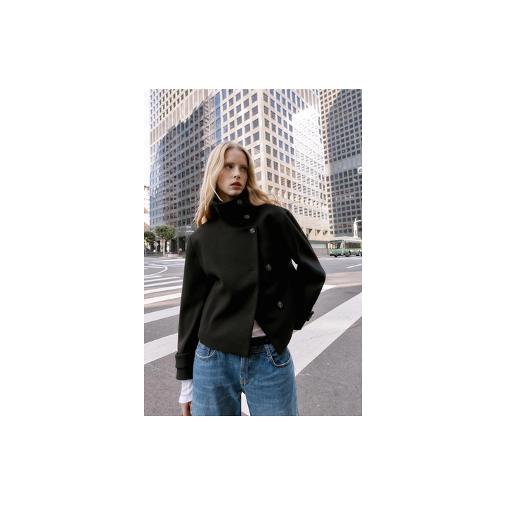 КОРОТКОЕ ПАЛЬТО С ВЫСОКИМ ВОРОТНИКОМ