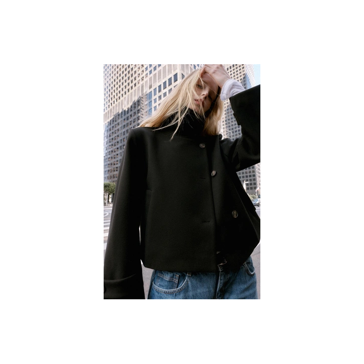 КОРОТКОЕ ПАЛЬТО С ВЫСОКИМ ВОРОТНИКОМ