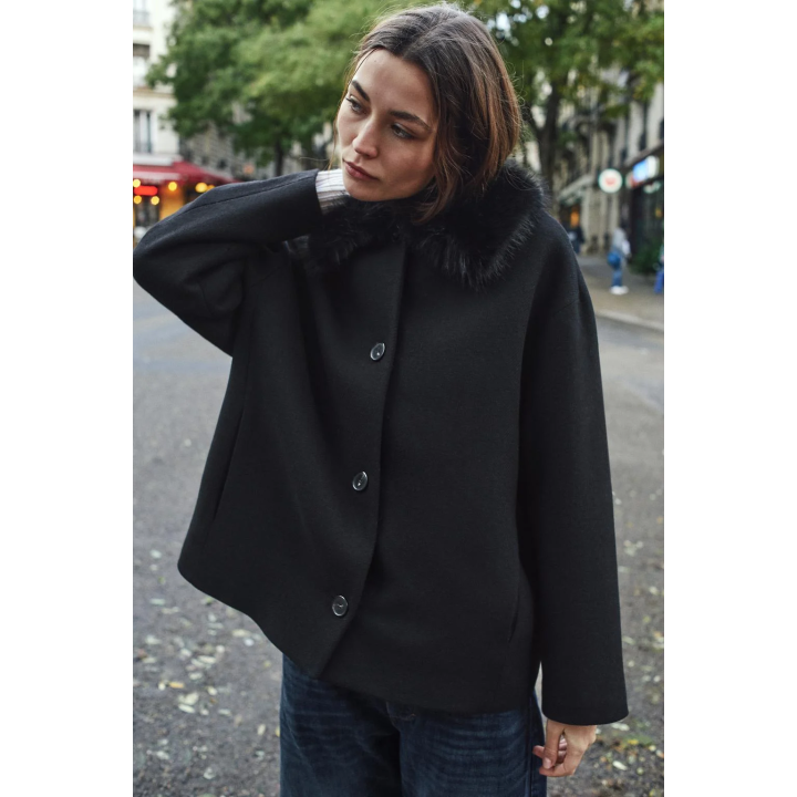 КОРОТКОЕ ПАЛЬТО ИЗ ШЕРСТИ С ЛАЦКАНАМИ ИЗ ИСКУССТВЕННОГО МЕХА