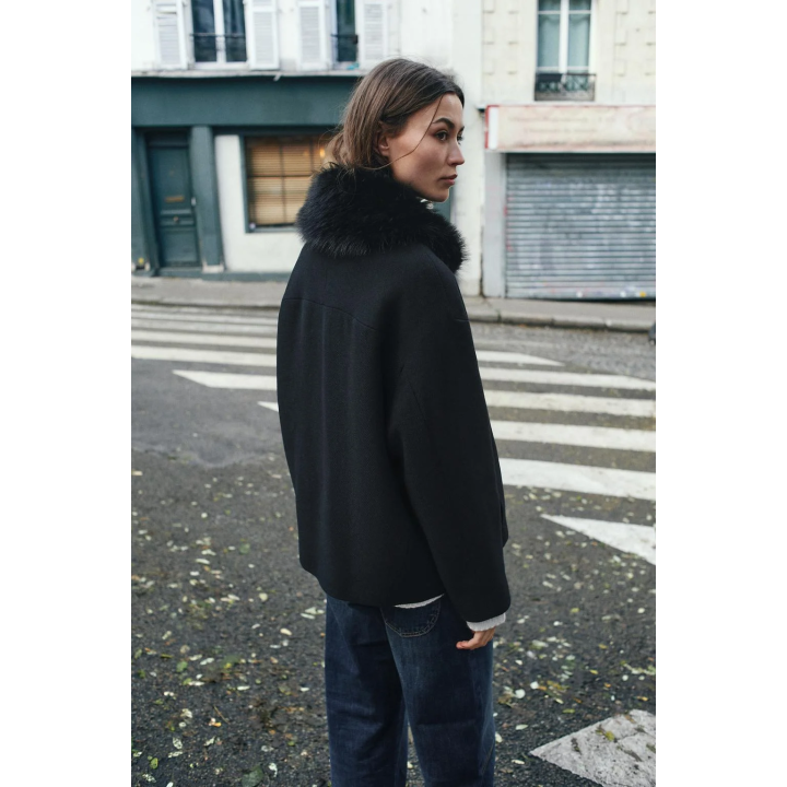 КОРОТКОЕ ПАЛЬТО ИЗ ШЕРСТИ С ЛАЦКАНАМИ ИЗ ИСКУССТВЕННОГО МЕХА