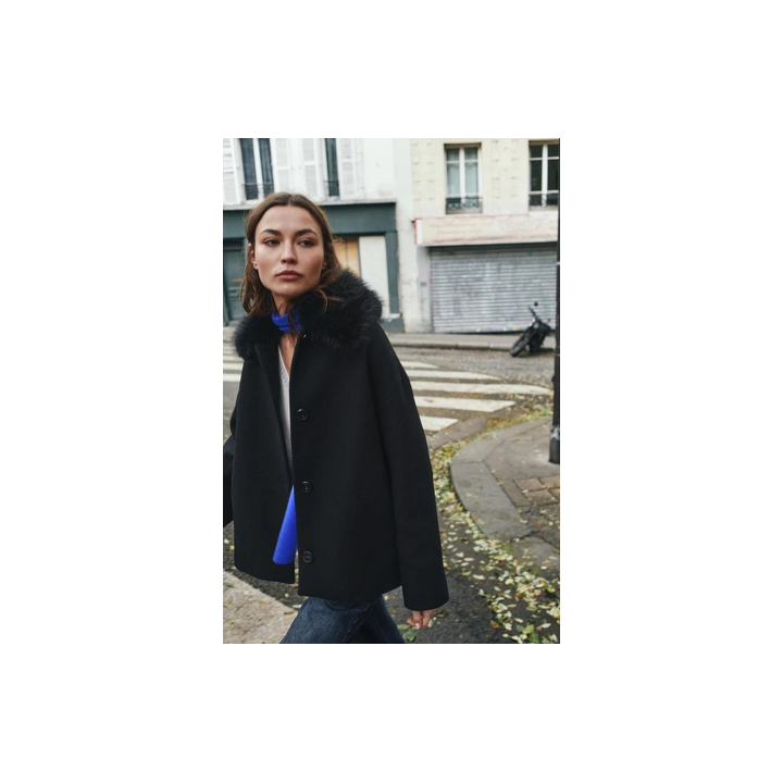 КОРОТКОЕ ПАЛЬТО ИЗ ШЕРСТИ С ЛАЦКАНАМИ ИЗ ИСКУССТВЕННОГО МЕХА