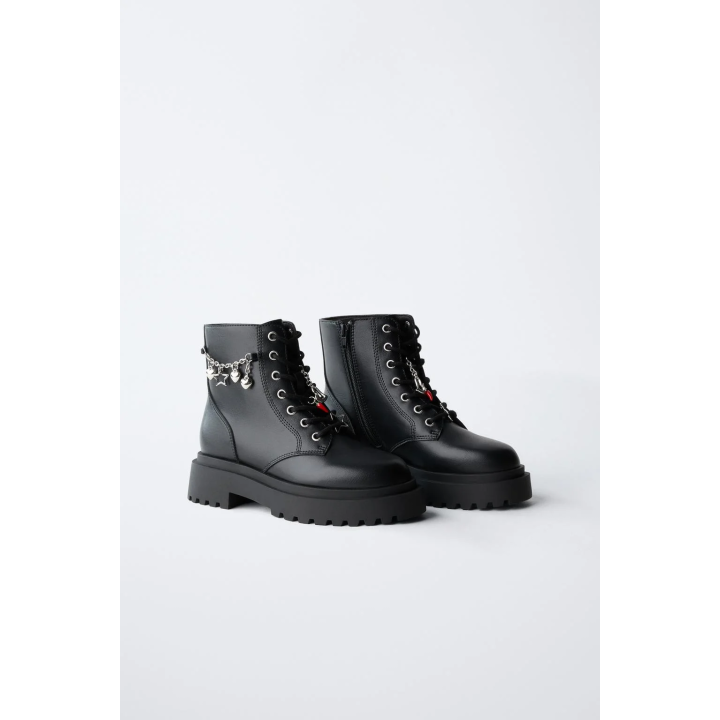 Ботинки на шнуровке с подвесками