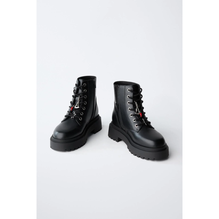 Ботинки на шнуровке с подвесками