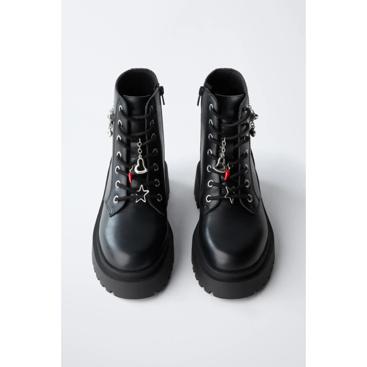 Ботинки на шнуровке с подвесками
