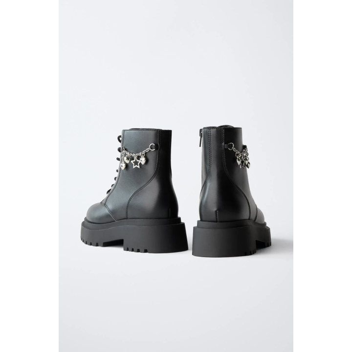 Ботинки на шнуровке с подвесками