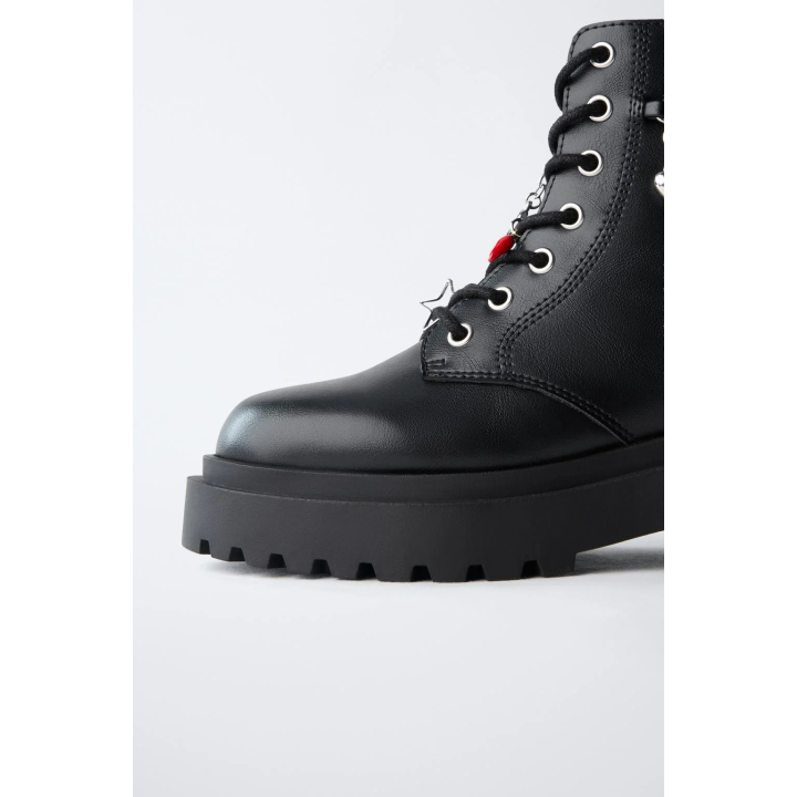 Ботинки на шнуровке с подвесками