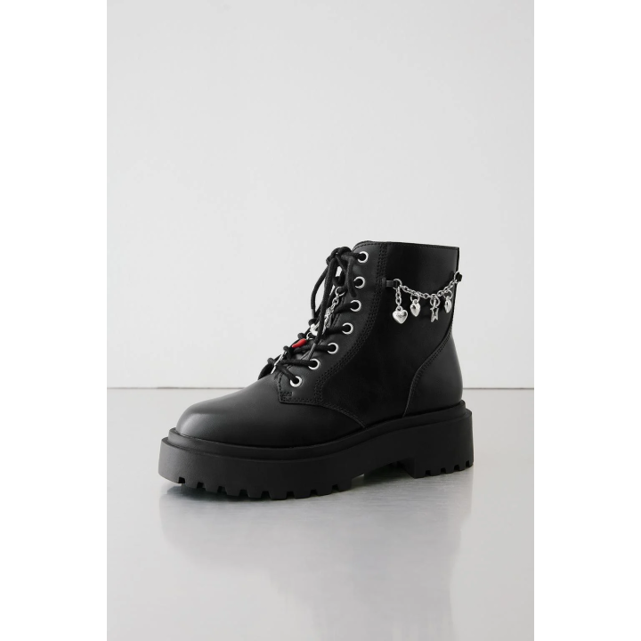 Ботинки на шнуровке с подвесками