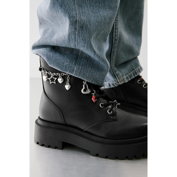 Ботинки на шнуровке с подвесками