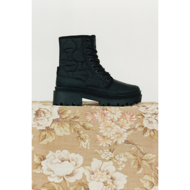 СТЕГАНЫЕ БОТИНКИ НА ШНУРОВКЕ