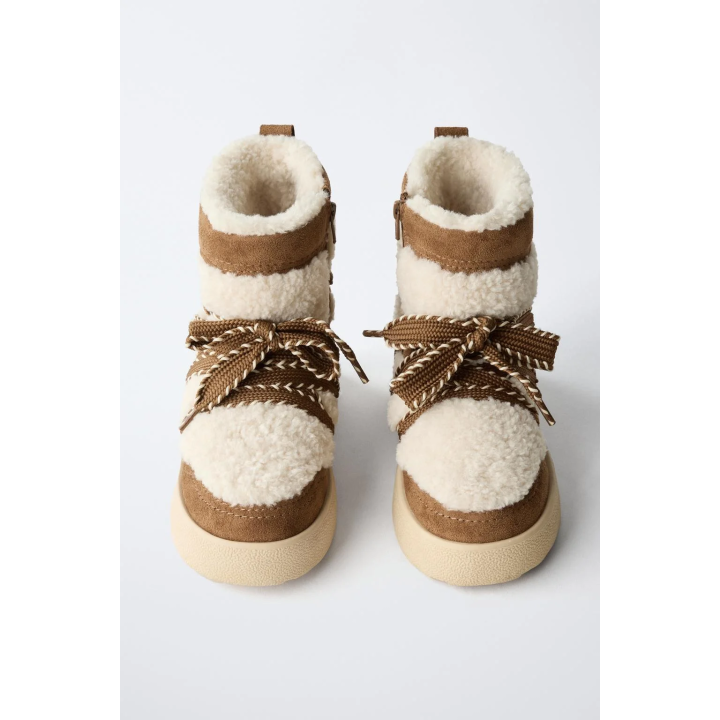 БОТИНКИ ИЗ ИСКУССТВЕННОЙ ОВЧИНЫ ИЗ КОМБИНИРОВАННЫХ МАТЕРИАЛОВ