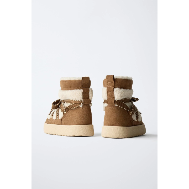 БОТИНКИ ИЗ ИСКУССТВЕННОЙ ОВЧИНЫ ИЗ КОМБИНИРОВАННЫХ МАТЕРИАЛОВ