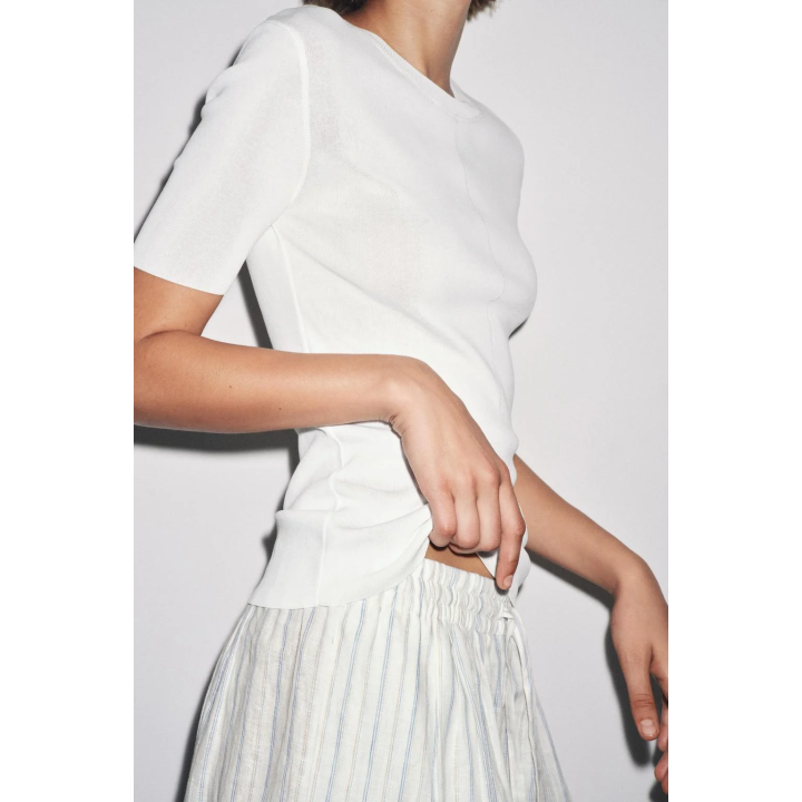 ТРИКОТАЖНЫЙ ТОП С КОРОТКИМИ РУКАВАМИ