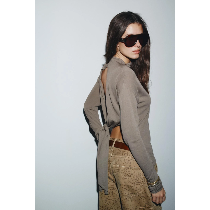 ТРИКОТАЖНЫЙ ТОП С УЗЛОМ НА СПИНЕ