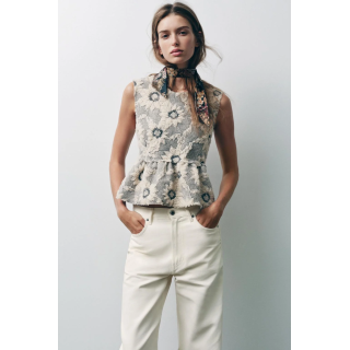 Топ с фигурным подолом и объемным цветочным узором