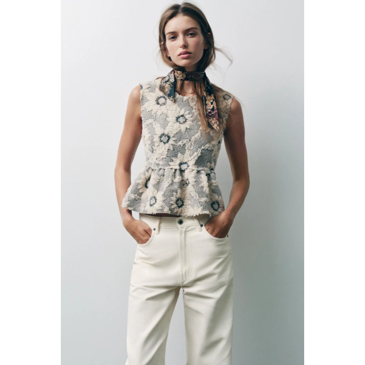 Топ с фигурным подолом и объемным цветочным узором