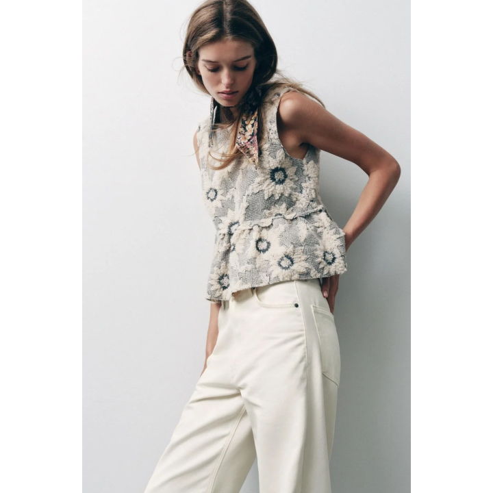 Топ с фигурным подолом и объемным цветочным узором