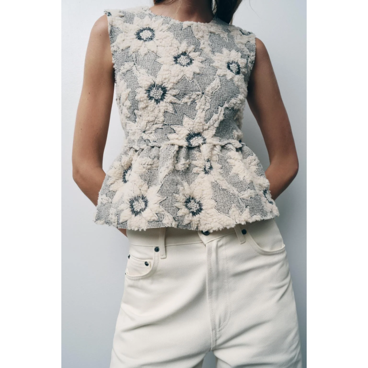 Топ с фигурным подолом и объемным цветочным узором