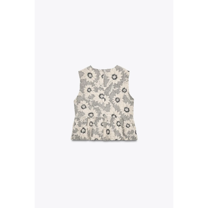 Топ с фигурным подолом и объемным цветочным узором