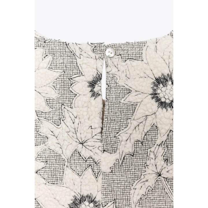 Топ с фигурным подолом и объемным цветочным узором